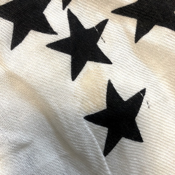 Delia’s Star Fringe Scarf - Picture 6 of 6